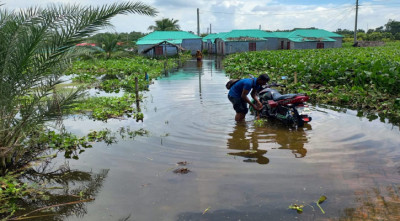 ডুমুরিয়ায় জলাবদ্ধতায় লাখো মানুষের দুর্ভোগ